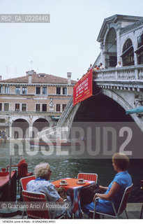 Localizzazione:..VENEZIA / S. MARCO..Oggetto:..Soggetto:..PONTE DI RIALTO / BAR E CANAL GRANDE..Cronologia: ..XVI SECOLO..Definizione Culturale:..   Autore:..ANTONIO DA PONTE ..   Stile:..   Editori/Stampatori:..   Committenza:..Materia e Tecnica:..Collocazione:..Note:..CALLI CAMPI E PONTI..Riproduzione Fotografica:..Copyright:..Graziano Arici/Rosebud2 .Data:..1988..Costo:..A