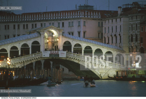Localizzazione:..VENEZIA / S. MARCO..Oggetto:..Soggetto:..PONTE DI RIALTO E CANAL GRANDE / NOTTURNO..Cronologia: ..XVI SECOLO..Definizione Culturale:..   Autore:..ANTONIO DA PONTE ..   Stile:..   Editori/Stampatori:..   Committenza:..Materia e Tecnica:..Collocazione:..Note:..CALLI CAMPI E PONTI..Riproduzione Fotografica:..Copyright:..Graziano Arici/Rosebud2 .Data:..1993..Costo:..A