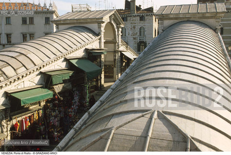 Localizzazione:..VENEZIA / S. MARCO..Oggetto:..Soggetto:..PONTE DI RIALTO COPERTURA..Cronologia: ..XVI SECOLO..Definizione Culturale:..   Autore:..ANTONIO DA PONTE ..   Stile:..   Editori/Stampatori:..   Committenza:..Materia e Tecnica:..PIOMBO..Collocazione:..Note:..CALLI CAMPI E PONTI..Riproduzione Fotografica:..Copyright:..Graziano Arici/Rosebud2 .Data:..1990..Costo:..A