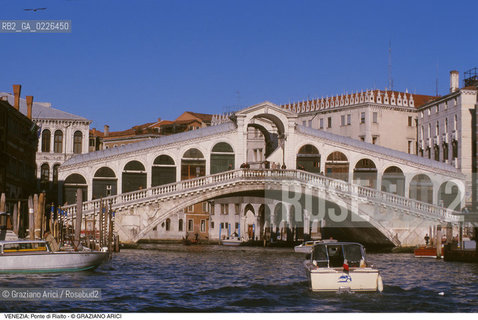 Localizzazione:..VENEZIA / S. MARCO..Oggetto:..Soggetto:..PONTE DI RIALTO E CANAL GRANDE..Cronologia: ..XVI SECOLO..Definizione Culturale:..   Autore:..ANTONIO DA PONTE ..   Stile:..   Editori/Stampatori:..   Committenza:..Materia e Tecnica:..Collocazione:..Note:..CALLI CAMPI E PONTI..Riproduzione Fotografica:..Copyright:..Graziano Arici/Rosebud2 .Data:..1990..Costo:..A