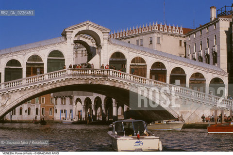 Localizzazione:..VENEZIA / S. MARCO..Oggetto:..Soggetto:..PONTE DI RIALTO E CANAL GRANDE..Cronologia: ..XVI SECOLO..Definizione Culturale:..   Autore:..ANTONIO DA PONTE ..   Stile:..   Editori/Stampatori:..   Committenza:..Materia e Tecnica:..Collocazione:..Note:..CALLI CAMPI E PONTI..Riproduzione Fotografica:..Copyright:..Graziano Arici/Rosebud2 .Data:..1990..Costo:..A