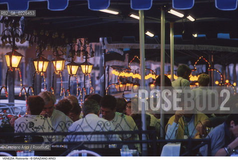 Localizzazione:..VENEZIA..Oggetto:..Soggetto:..RISTORANTE / NOTTURNO..Cronologia: ....Definizione Culturale:..   Autore:.. ..   Stile:..   Editori/Stampatori:..   Committenza:..Materia e Tecnica:..Collocazione:..Note:..CALLI CAMPI E PONTI..Riproduzione Fotografica:..Copyright:..Graziano Arici/Rosebud2 .Data:..1993..Costo:..A