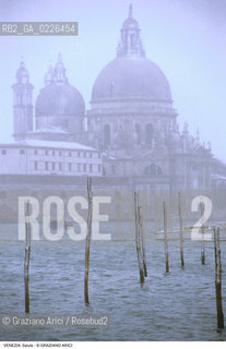 Localizzazione:..VENEZIA / DORSODURO..Oggetto:..Soggetto:..SALUTE NEVE..Cronologia: ....Definizione Culturale:..   Autore:....   Stile:..   Editori/Stampatori:..   Committenza:..Materia e Tecnica:....Collocazione:..Note:..INVERNO..Riproduzione Fotografica:..Copyright:..Graziano Arici/Rosebud2 .Data:..1992..Costo:..A