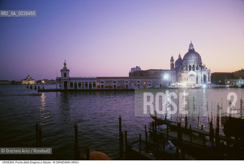 Localizzazione:..VENEZIA / DORSODURO..Oggetto:..Soggetto:..CHIESA DI S. MARIA DELLA SALUTE E PUNTA DELLA DOGANA / NOTTURNO..Cronologia: ..XVII SECOLO..Definizione Culturale:..   Autore: ....   Stile: ....   Editori/Stampatori:..   Committenza:..Materia e Tecnica:..Collocazione:..Note:..CALLI CAMPI E PONTI..Riproduzione Fotografica:..Copyright:..Graziano Arici/Rosebud2 .Data:..1993..Costo:..A