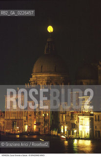 Localizzazione:..VENEZIA / DORSODURO..Oggetto:..Soggetto:..CANAL GRANDE E CHIESA DELLA SALUTE / NOTTURNO..Cronologia:....Definizione Culturale:..   Autore: ....   Stile: ....   Editori/Stampatori:..   Committenza:..Materia e Tecnica:..Collocazione:..Note:..CALLI CAMPI E PONTI..Riproduzione Fotografica:..Copyright:..Graziano Arici/Rosebud2 .Data:..1993..Costo:..A