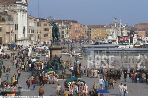 Localizzazione:..VENEZIA / CASTELLO..Oggetto:..Soggetto:..RIVA DEGLI SCHIAVONI / MONUMENTO A VITTORIO EMANUELE II..Cronologia: ..XIX SECOLO..Definizione Culturale:..   Autore: ..ETTORE FERRARI..   Stile:..   Editori/Stampatori:..   Committenza:..Materia e Tecnica:..Collocazione:..Note:..CALLI CAMPI E PONTI..Riproduzione Fotografica:..Copyright:..Graziano Arici/Rosebud2 .Data:..1993..Costo:..A
