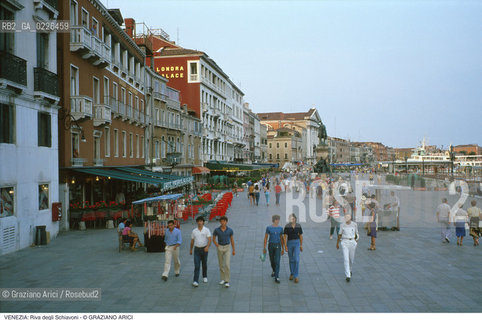 Localizzazione:..VENEZIA / CASTELLO..Oggetto:..Soggetto:..RIVA DEGLI SCHIAVONI..Cronologia: ....Definizione Culturale:..   Autore: ....   Stile:..   Editori/Stampatori:..   Committenza:..Materia e Tecnica:..Collocazione:..Note:..CALLI CAMPI E PONTI..Riproduzione Fotografica:..Copyright:..Graziano Arici/Rosebud2 .Data:..1993..Costo:..A
