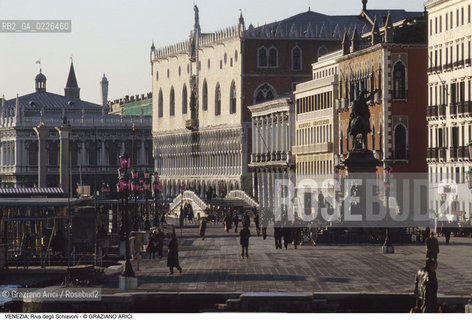Localizzazione:..VENEZIA / CASTELLO..Oggetto:..Soggetto:..RIVA DEGLI SCHIAVONI / PALAZZO DUCALE..Cronologia: ....Definizione Culturale:..   Autore: ....   Stile:..   Editori/Stampatori:..   Committenza:..Materia e Tecnica:..Collocazione:..Note:..CALLI CAMPI E PONTI..Riproduzione Fotografica:..Copyright:..Graziano Arici/Rosebud2 .Data:..1993..Costo:..A