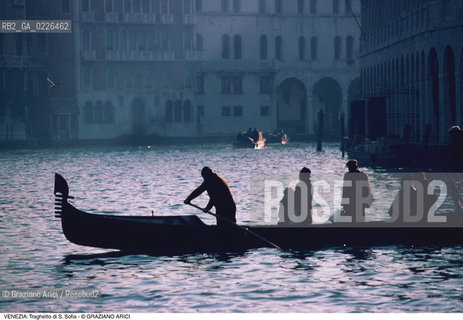 Localizzazione:..VENEZIA / CANNAREGIO..Oggetto:..Soggetto:..TRAGHETTO DI S. SOFIA / GONDOLA CANAL GRANDE..Cronologia: ....Definizione Culturale:..   Autore:....   Stile:..   Editori/Stampatori:..   Committenza:..Materia e Tecnica:....Collocazione:..Note:..INVERNO..Riproduzione Fotografica:..Copyright:..Graziano Arici/Rosebud2 .Data:..1985..Costo:..A