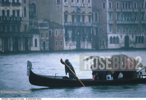 Localizzazione:..VENEZIA / CANNAREGIO..Oggetto:..Soggetto:..TRAGHETTO DI S. SOFIA / GONDOLA PIOGGIA..Cronologia: ....Definizione Culturale:..   Autore:....   Stile:..   Editori/Stampatori:..   Committenza:..Materia e Tecnica:....Collocazione:..Note:..INVERNO..Riproduzione Fotografica:..Copyright:..Graziano Arici/Rosebud2 .Data:..1985..Costo:..A