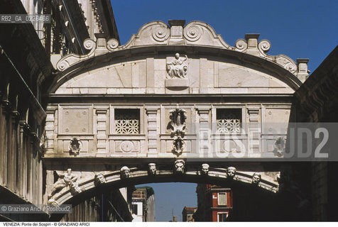 Localizzazione:..VENEZIA / S. MARCO..Oggetto:..Soggetto:..PONTE DEI SOSPIRI..Cronologia: ..XVII SECOLO..Definizione Culturale:..   Autore:..ANTONIO CONTIN..   Stile:..   Editori/Stampatori:..   Committenza:..Materia e Tecnica:....Collocazione:..Note:..CALLI CAMPI E PONTI..Riproduzione Fotografica:..Copyright:..Graziano Arici/Rosebud2 .Data:..1990..Costo:..A