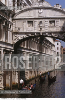 Localizzazione:..VENEZIA / S. MARCO..Oggetto:..Soggetto:..PONTE DEI SOSPIRI E RIO DI PALAZZO DUCALE / GONDOLE..Cronologia: ..XVII SECOLO..Definizione Culturale:..   Autore:..ANTONIO CONTIN..   Stile:..   Editori/Stampatori:..   Committenza:..Materia e Tecnica:....Collocazione:..Note:..CALLI CAMPI E PONTI..Riproduzione Fotografica:..Copyright:..Graziano Arici/Rosebud2 .Data:..1990..Costo:..A