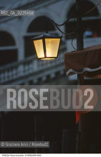 Localizzazione:..VENEZIA / S. MARCO..Oggetto:..Soggetto:..STAZIO DI GONDOLE A RIALTO / NOTTURNO..Cronologia:....Definizione Culturale:..   Autore: ....   Stile: ....   Editori/Stampatori:..   Committenza:..Materia e Tecnica:..Collocazione:..Note:..CALLI CAMPI E PONTI..Riproduzione Fotografica:..Copyright:..Graziano Arici/Rosebud2 .Data:..1993..Costo:..A