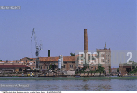 Localizzazione:..VENEZIA / ISOLA DELLA GIUDECCA..Oggetto:..Soggetto:..CANTIERI NAVALI E MULINO STUCKY / ARCHEOLOGIA INDUSTRIALE..Cronologia: ....Definizione Culturale:..   Autore:....   Stile:..   Editori/Stampatori:..   Committenza:..Materia e Tecnica:....Collocazione:..Note:..CALLI CAMPI E PONTI..Riproduzione Fotografica:..Copyright:..Graziano Arici/Rosebud2 .Data:..1985..Costo:..A