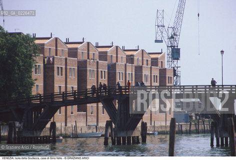 Localizzazione:..VENEZIA / ISOLA DELLA GIUDECCA..Oggetto:..Soggetto:..PONTE E RIO DEI LAVRANERI / EDILIZIA POPOLARE CASE / ARCHITETTURA CONTEMPORANEA..Cronologia: ..XX SECOLO..Definizione Culturale:..   Autore:..GINO VALLE..   Stile:..   Editori/Stampatori:..   Committenza:..Materia e Tecnica:....Collocazione:..Note:..CALLI CAMPI E PONTI..Riproduzione Fotografica:..Copyright:..Graziano Arici/Rosebud2 .Data:..1995..Costo:..A