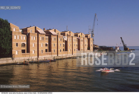 Localizzazione:..VENEZIA / ISOLA DELLA GIUDECCA..Oggetto:..Soggetto:..RIO DEI LAVRANERI / EDILIZIA POPOLARE CASE / ARCHITETTURA CONTEMPORANEA..Cronologia: ..XX SECOLO..Definizione Culturale:..   Autore:..GINO VALLE..   Stile:..   Editori/Stampatori:..   Committenza:..Materia e Tecnica:....Collocazione:..Note:..CALLI CAMPI E PONTI..Riproduzione Fotografica:..Copyright:..Graziano Arici/Rosebud2 .Data:..1995..Costo:..A