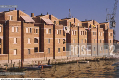 Localizzazione:..VENEZIA / ISOLA DELLA GIUDECCA..Oggetto:..Soggetto:..EDILIZIA POPOLARE CASE / ARCHITETTURA CONTEMPORANEA..Cronologia: ..XX SECOLO..Definizione Culturale:..   Autore:..GINO VALLE..   Stile:..   Editori/Stampatori:..   Committenza:..Materia e Tecnica:....Collocazione:..Note:..CALLI CAMPI E PONTI..Riproduzione Fotografica:..Copyright:..Graziano Arici/Rosebud2 .Data:..1995..Costo:..A