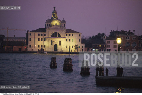 Localizzazione:..VENEZIA / ISOLA DELLA GIUDECCA..Oggetto:..Soggetto:..CHIESA DELLE ZITELLE / S. MARIA DELLA PRESENTAZIONE / CANALE DELLA GIUDECCA / NOTTURNO..Cronologia: ..XVI SECOLO..Definizione Culturale:..   Autore: ..ANDREA PALLADIO..   Stile:..   Editori/Stampatori:..   Committenza:..Materia e Tecnica:..Collocazione:..Note:..CALLI CAMPI E PONTI..Riproduzione Fotografica:..Copyright:..Graziano Arici/Rosebud2 .Data:..1993..Costo:..A