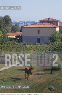 Localizzazione:..VENEZIA / ISOLA DELLA GIUDECCA..Oggetto:..Soggetto:..CENTRO INTERNAZIONALE DELLE ZITELLE / GIARDINO..Cronologia: ....Definizione Culturale:..   Autore: ....   Stile:..   Editori/Stampatori:..   Committenza:..Materia e Tecnica:..Collocazione:..Note:..CALLI CAMPI E PONTI..Riproduzione Fotografica:..Copyright:..Graziano Arici/Rosebud2 .Data:..1995..Costo:..A