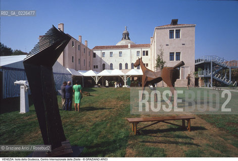 Localizzazione:..VENEZIA / ISOLA DELLA GIUDECCA..Oggetto:..Soggetto:..CENTRO INTERNAZIONALE DELLE ZITELLE / GIARDINO SCULTURE..Cronologia: ....Definizione Culturale:..   Autore: ....   Stile:..   Editori/Stampatori:..   Committenza:..Materia e Tecnica:..Collocazione:..Note:..CALLI CAMPI E PONTI..Riproduzione Fotografica:..Copyright:..Graziano Arici/Rosebud2 .Data:..1995..Costo:..A