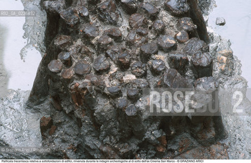 Caption: Localizzazione:..VENEZIA / S. MARCO..Oggetto:..Soggetto:..Palificata trecentesca relativa a sottofondazioni di edifici, rinvenuta durante le indagini archeologiche al di sotto dell’ex Cinema San Marco, effettuate nella seconda metà del 1999..ARCHEOLOGIA..Cronologia: ....Definizione Culturale:..   Autore: ..   Stile: ..   Editori/Stampatori:..   Committenza:..Materia e Tecnica:..Collocazione:..Note:....Riproduzione Fotografica:..Graziano Arici/Rosebud2 .Copyright:..Graziano Arici/Rosebud2 .Data:..1995..Costo:..A