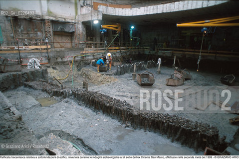 Caption: Localizzazione:..VENEZIA / S. MARCO..Oggetto:..Soggetto:..Palificata trecentesca relativa a sottofondazioni di edifici, rinvenuta durante le indagini archeologiche al di sotto dell’ex Cinema San Marco, effettuate nella seconda metà del 1999..ARCHEOLOGIA..Cronologia: ....Definizione Culturale:..   Autore: ..   Stile: ..   Editori/Stampatori:..   Committenza:..Materia e Tecnica:..Collocazione:..Note:....Riproduzione Fotografica:..Graziano Arici/Rosebud2 .Copyright:..Graziano Arici/Rosebud2 .Data:..1995..Costo:..A
