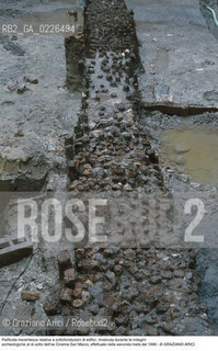 Caption: Localizzazione:..VENEZIA / S. MARCO..Oggetto:..Soggetto:..Palificata trecentesca relativa a sottofondazioni di edifici, rinvenuta durante le indagini archeologiche al di sotto dell’ex Cinema San Marco, effettuate nella seconda metà del 1999..ARCHEOLOGIA..Cronologia: ....Definizione Culturale:..   Autore: ..   Stile: ..   Editori/Stampatori:..   Committenza:..Materia e Tecnica:..Collocazione:..Note:....Riproduzione Fotografica:..Graziano Arici/Rosebud2 .Copyright:..Graziano Arici/Rosebud2 .Data:..1995..Costo:..A