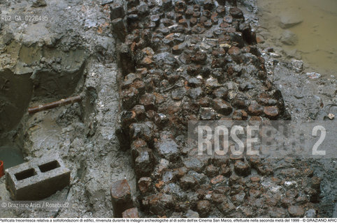Caption: Localizzazione:..VENEZIA / S. MARCO..Oggetto:..Soggetto:..Palificata trecentesca relativa a sottofondazioni di edifici, rinvenuta durante le indagini archeologiche al di sotto dell’ex Cinema San Marco, effettuate nella seconda metà del 1999..ARCHEOLOGIA..Cronologia: ....Definizione Culturale:..   Autore: ..   Stile: ..   Editori/Stampatori:..   Committenza:..Materia e Tecnica:..Collocazione:..Note:....Riproduzione Fotografica:..Graziano Arici/Rosebud2 .Copyright:..Graziano Arici/Rosebud2 .Data:..1995..Costo:..A