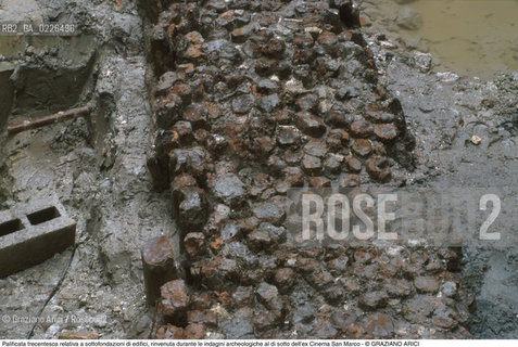 Caption: Localizzazione:..VENEZIA / S. MARCO..Oggetto:..Soggetto:..Palificata trecentesca relativa a sottofondazioni di edifici, rinvenuta durante le indagini archeologiche al di sotto dell’ex Cinema San Marco, effettuate nella seconda metà del 1999..ARCHEOLOGIA..Cronologia: ....Definizione Culturale:..   Autore: ..   Stile: ..   Editori/Stampatori:..   Committenza:..Materia e Tecnica:..Collocazione:..Note:....Riproduzione Fotografica:..Graziano Arici/Rosebud2 .Copyright:..Graziano Arici/Rosebud2 .Data:..1995..Costo:..A