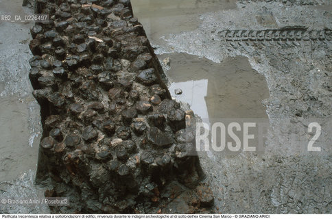 Caption: Localizzazione:..VENEZIA / S. MARCO..Oggetto:..Soggetto:..Palificata trecentesca relativa a sottofondazioni di edifici, rinvenuta durante le indagini archeologiche al di sotto dell’ex Cinema San Marco, effettuate nella seconda metà del 1999..ARCHEOLOGIA..Cronologia: ....Definizione Culturale:..   Autore: ..   Stile: ..   Editori/Stampatori:..   Committenza:..Materia e Tecnica:..Collocazione:..Note:....Riproduzione Fotografica:..Graziano Arici/Rosebud2 .Copyright:..Graziano Arici/Rosebud2 .Data:..1995..Costo:..A