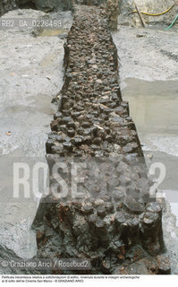 Caption: Localizzazione:..VENEZIA / S. MARCO..Oggetto:..Soggetto:..Palificata trecentesca relativa a sottofondazioni di edifici, rinvenuta durante le indagini archeologiche al di sotto dell’ex Cinema San Marco, effettuate nella seconda metà del 1999..ARCHEOLOGIA..Cronologia: ....Definizione Culturale:..   Autore: ..   Stile: ..   Editori/Stampatori:..   Committenza:..Materia e Tecnica:..Collocazione:..Note:....Riproduzione Fotografica:..Graziano Arici/Rosebud2 .Copyright:..Graziano Arici/Rosebud2 .Data:..1995..Costo:..A