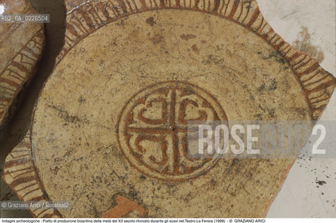 Caption: Localizzazione:..VENEZIA / S. MARCO..Oggetto:..Soggetto:..GRAN TEATRO LA FENICE / Indagini archeologiche : Piatto di produzione bizantina della metà del XII secolo ritrovato durante gli scavi nel Teatro La Fenice (1999)...ARCHEOLOGIA..Cronologia: ....Definizione Culturale:..   Autore: ..   Stile: ..   Editori/Stampatori:..   Committenza:..Materia e Tecnica:..Collocazione:..Note:....Riproduzione Fotografica:..Graziano Arici/Rosebud2 .Copyright:..Graziano Arici/Rosebud2 .Data:..1998..Costo:..A