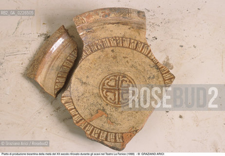 Caption: Localizzazione:..VENEZIA / S. MARCO..Oggetto:..Soggetto:..GRAN TEATRO LA FENICE / Indagini archeologiche : Piatto di produzione bizantina della metà del XII secolo ritrovato durante gli scavi nel Teatro La Fenice (1999)...ARCHEOLOGIA..Cronologia: ....Definizione Culturale:..   Autore: ..   Stile: ..   Editori/Stampatori:..   Committenza:..Materia e Tecnica:..Collocazione:..Note:....Riproduzione Fotografica:..Graziano Arici/Rosebud2 .Copyright:..Graziano Arici/Rosebud2 .Data:..1998..Costo:..A