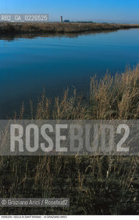Caption: Nome:..ISOLA DI SANTARIANO....Localizzazione:..VENEZIA / ISOLA DI SANTARIANO / LAGUNA NORD..VENICE / THE ISLE OF SANTARIANO   / THE NORTH LAGOON..Soggetto:..ISOLA DI SANTARIANO / TORCELLO..Cronologia:..SEC. XVI ..XVIth CENTURY ..Autore:......Stile:......Editori Stampatori:......Committenza:......Materia e Tecnica:......Collocazione:......Note:..NEL 1565 VIENE REALIZZATO UN MURO CHE RECINGE ANCORA OGGI LA PARTE DELLISOLA ALLORA DESTINATA AD OSSARIO..IN 1565 A WALL HAS BEEN BUILT TO SURROUND AN OSSUARY..Riproduzione Fotografica:..Graziano Arici/Rosebud2 ...Copyright:..Graziano Arici / rosebud2/....Data:..1993....Costo:..A....Key:..ISOLE ABBANDONATE..UNINHABITED ISLANDS