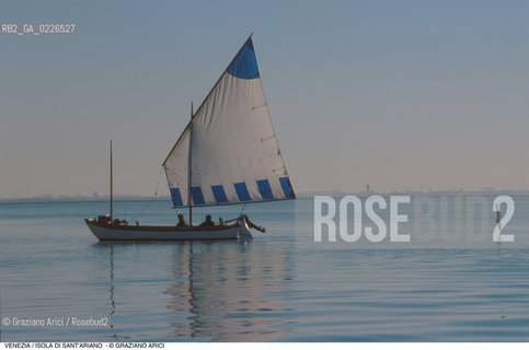 Caption: Localizzazione:..VENEZIA..Oggetto:..Soggetto:..BARCA A VELA IN LAGUNA / VELA AL TERZO..Cronologia: ....Definizione Culturale:..   Autore: ..   Stile:..   Editori/Stampatori:..   Committenza:..Materia e Tecnica:..Collocazione:..Note:..BARCHE E CANALI..Riproduzione Fotografica:..Graziano Arici/Rosebud2 .Copyright:..Graziano Arici/Rosebud2 .Data:..1995..Costo:..A