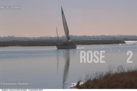 Caption: Localizzazione:..VENEZIA..Oggetto:..Soggetto:..BARCA A VELA IN LAGUNA / VELA AL TERZO..Cronologia: ....Definizione Culturale:..   Autore: ..   Stile:..   Editori/Stampatori:..   Committenza:..Materia e Tecnica:..Collocazione:..Note:..BARCHE E CANALI..Riproduzione Fotografica:..Graziano Arici/Rosebud2 .Copyright:..Graziano Arici/Rosebud2 .Data:..1995..Costo:..A