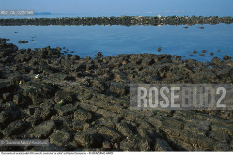 Caption: Nome:..BARENA SITO DI SAN MARCO IN BOCCALAMA....Localizzazione:..VENEZIA /  LAGUNA SUD..VENICE /  THE SOUTH LAGOON..Soggetto:..Canaletta di scarico del XIX secolo costruita “a volta” sull’isola Campana...ARCHEOLOGIA..Cronologia:......Autore:......Stile:......Editori Stampatori:......Committenza:......Materia e Tecnica:......Collocazione:......Note:....Riproduzione Fotografica:..Graziano Arici/Rosebud2 ...Copyright:..Graziano Arici / rosebud2/....Data:..1993....Costo:..A....Key:..ISOLE ABBANDONATE..UNINHABITED ISLANDS