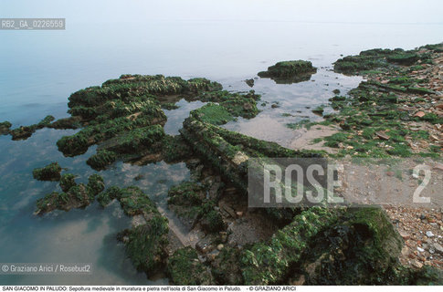 Caption: Nome:..ISOLA DI SAN GIACOMO IN PALUDO ....Localizzazione:..VENEZIA / ISOLA DI SAN  GIACOMO IN PALUDO / LAGUNA NORD..VENICE / THE ISLE OF SAN GIACOMO IN PALUDO / THE NORTH LAGOON..Soggetto:..ISOLA DI SAN GIACOMO IN PALUDO / Sepoltura medievale in muratura e pietra nell’isola di San Giacomo in Paludo...ARCHEOLOGIA..Cronologia:..SEC.XIII....Autore:......Stile:......Editori Stampatori:......Committenza:......Materia e Tecnica:......Collocazione:......Note:..DAL 1860 VENNE UTILIZZATA COME POLVERIERA..SINCE1860 THE ISLE WAS USED AS A POWDER MAGAZINE ..Riproduzione Fotografica:..Graziano Arici/Rosebud2 ...Copyright:..Graziano Arici / rosebud2/....Data:..1993....Costo:..A....Key:..ISOLE ABBANDONATE..UNINHABITED ISLANDS