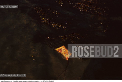 Caption: Nome:..ISOLA DI SAN GIACOMO IN PALUDO ....Localizzazione:..VENEZIA / ISOLA DI SAN  GIACOMO IN PALUDO / LAGUNA NORD..VENICE / THE ISLE OF SAN GIACOMO IN PALUDO / THE NORTH LAGOON..Soggetto:..ISOLA DI SAN GIACOMO IN PALUDO / Materiale archeologico sporadico a San Giacomo in Paludo ALGHE..ARCHEOLOGIA..Cronologia:......Autore:......Stile:......Editori Stampatori:......Committenza:......Materia e Tecnica:......Collocazione:......Note:..DAL 1860 VENNE UTILIZZATA COME POLVERIERA..SINCE1860 THE ISLE WAS USED AS A POWDER MAGAZINE ..Riproduzione Fotografica:..Graziano Arici/Rosebud2 ...Copyright:..Graziano Arici / rosebud2/....Data:..1993....Costo:..A....Key:..ISOLE ABBANDONATE..UNINHABITED ISLANDS