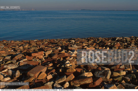 Caption: Nome:..ISOLA DI SAN GIACOMO IN PALUDO ....Localizzazione:..VENEZIA / ISOLA DI SAN  GIACOMO IN PALUDO / LAGUNA NORD..VENICE / THE ISLE OF SAN GIACOMO IN PALUDO / THE NORTH LAGOON..Soggetto:..ISOLA DI SAN GIACOMO IN PALUDO / Crollo di laterizi nell’isola di San Giacomo in Paludo MATTONI BURANO..ARCHEOLOGIA..Cronologia:......Autore:......Stile:......Editori Stampatori:......Committenza:......Materia e Tecnica:......Collocazione:......Note:..DAL 1860 VENNE UTILIZZATA COME POLVERIERA..SINCE1860 THE ISLE WAS USED AS A POWDER MAGAZINE ..Riproduzione Fotografica:..Graziano Arici/Rosebud2 ...Copyright:..Graziano Arici / rosebud2/....Data:..1993....Costo:..A....Key:..ISOLE ABBANDONATE..UNINHABITED ISLANDS
