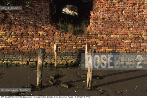Caption: Nome:..ISOLA DI SAN GIACOMO IN PALUDO ....Localizzazione:..VENEZIA / ISOLA DI SAN  GIACOMO IN PALUDO / LAGUNA NORD..VENICE / THE ISLE OF SAN GIACOMO IN PALUDO / THE NORTH LAGOON..Soggetto:..ISOLA DI SAN GIACOMO IN PALUDO / Secca lungo il muro perimetrale dell’isola di San Giacomo in Paludo...ARCHEOLOGIA..Cronologia:......Autore:......Stile:......Editori Stampatori:......Committenza:......Materia e Tecnica:......Collocazione:......Note:..DAL 1860 VENNE UTILIZZATA COME POLVERIERA..SINCE1860 THE ISLE WAS USED AS A POWDER MAGAZINE ..Riproduzione Fotografica:..Graziano Arici/Rosebud2 ...Copyright:..Graziano Arici / rosebud2/....Data:..1993....Costo:..A....Key:..ISOLE ABBANDONATE..UNINHABITED ISLANDS