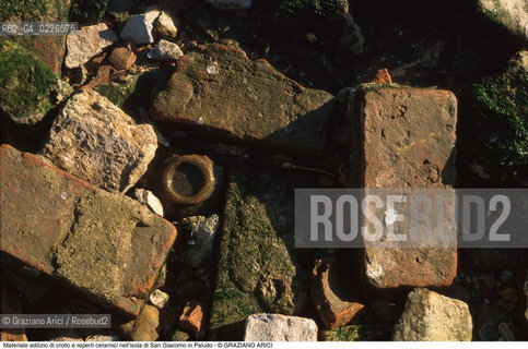 Caption: Nome:..ISOLA DI SAN GIACOMO IN PALUDO ....Localizzazione:..VENEZIA / ISOLA DI SAN  GIACOMO IN PALUDO / LAGUNA NORD..VENICE / THE ISLE OF SAN GIACOMO IN PALUDO / THE NORTH LAGOON..Soggetto:..ISOLA DI SAN GIACOMO IN PALUDO / Materiale edilizio di crollo e reperti ceramici nell’isola di San Giacomo in Paludo..ARCHEOLOGIA..Cronologia:......Autore:......Stile:......Editori Stampatori:......Committenza:......Materia e Tecnica:......Collocazione:......Note:..DAL 1860 VENNE UTILIZZATA COME POLVERIERA..SINCE1860 THE ISLE WAS USED AS A POWDER MAGAZINE ..Riproduzione Fotografica:..Graziano Arici/Rosebud2 ...Copyright:..Graziano Arici / rosebud2/....Data:..1993....Costo:..A....Key:..ISOLE ABBANDONATE..UNINHABITED ISLANDS