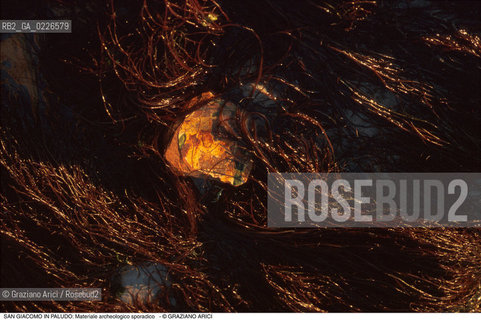Caption: Nome:..ISOLA DI SAN GIACOMO IN PALUDO ....Localizzazione:..VENEZIA / ISOLA DI SAN  GIACOMO IN PALUDO / LAGUNA NORD..VENICE / THE ISLE OF SAN GIACOMO IN PALUDO / THE NORTH LAGOON..Soggetto:..ISOLA DI SAN GIACOMO IN PALUDO / Materiale archeologico sporadico a San Giacomo in Paludo ALGHE..ARCHEOLOGIA..Cronologia:......Autore:......Stile:......Editori Stampatori:......Committenza:......Materia e Tecnica:......Collocazione:......Note:..DAL 1860 VENNE UTILIZZATA COME POLVERIERA..SINCE1860 THE ISLE WAS USED AS A POWDER MAGAZINE ..Riproduzione Fotografica:..Graziano Arici/Rosebud2 ...Copyright:..Graziano Arici / rosebud2/....Data:..1993....Costo:..A....Key:..ISOLE ABBANDONATE..UNINHABITED ISLANDS