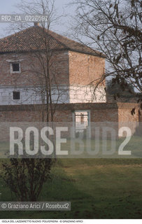 Caption: Nome:..ISOLA DEL LAZZARETTO NUOVO: POLVERIERA....Localizzazione:..VENEZIA / ISOLA DEL LAZZARETTO NUOVO / LAGUNA NORD..VENICE / THE ISLE OF LAZZARETTO NUOVO / THE NORTH LAGOON..Soggetto:..ISOLA DEL LAZZARETTO NUOVO / POLVERIERA..THE ISLE OF LAZZARETTO NUOVO / POWDER MAGAZINE..Cronologia:......Autore:.. ....Stile:......Editori Stampatori:......Committenza:......Materia e Tecnica:......Collocazione:......Note:..NEL XV SEC. DIVENTA LAZZARETTO PER LESPURGO DELLE MERCI E SUCCESSIVAMENTE DELLE PERSONE SOSPETTE DI CONTAGIO. DOPO LA PESTILENZA DEL XVI SEC. VIENE ABBANDONATA E NEL 1800 DIVENTA ZONA MILITARE ..THE ISLAND BECAME A QUARANTINE STATION IN XVth CENTURY, FIRST FOR GOODS AND LATER FOR INDIVIDUALS SUSPECTED OF BEING INFECTED. AFTER THE PLAGUES OF THE XVIth CENTURY, THE ISLAND WAS ABANDONED AND IT BECAME A MILITARY POST IN 1800 ..Riproduzione Fotografica:..Graziano Arici/Rosebud2 ...Copyright:..Graziano Arici / rosebud2/....Data:..1992....Costo:..A....Key:..ISOLE ABBANDONATE..UNINHABITED ISLANDS