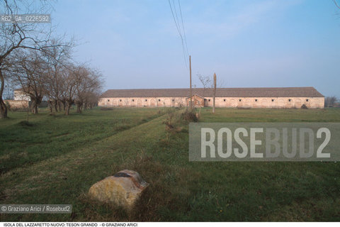 Caption: Nome:..ISOLA DEL LAZZARETTO NUOVO....Localizzazione:..VENEZIA / ISOLA DEL LAZZARETTO NUOVO / LAGUNA NORD..VENICE / THE ISLE OF LAZZARETTO NUOVO / THE NORTH LAGOON..Soggetto:..ISOLA DEL LAZZARETTO NUOVO / EDIFICIO TESON GRANDO..THE ISLE OF LAZZARETTO NUOVO / BUILDING ..Cronologia:......Autore:.. ....Stile:......Editori Stampatori:......Committenza:......Materia e Tecnica:......Collocazione:......Note:..NEL XV SEC. DIVENTA LAZZARETTO PER LESPURGO DELLE MERCI E SUCCESSIVAMENTE DELLE PERSONE SOSPETTE DI CONTAGIO. DOPO LA PESTILENZA DEL XVI SEC. VIENE ABBANDONATA E NEL 1800 DIVENTA ZONA MILITARE ..THE ISLAND BECAME A QUARANTINE STATION IN XVth CENTURY, FIRST FOR GOODS AND LATER FOR INDIVIDUALS SUSPECTED OF BEING INFECTED. AFTER THE PLAGUES OF THE XVIth CENTURY, THE ISLAND WAS ABANDONED AND IT BECAME A MILITARY POST IN 1800 ..Riproduzione Fotografica:..Graziano Arici/Rosebud2 ...Copyright:..Graziano Arici / rosebud2/....Data:..1992....Costo:..A....Key:..ISOLE ABBANDONATE..UNINHABITED ISLANDS
