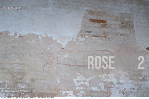 Caption: Nome:..ISOLA DEL LAZZARETTO NUOVO: TEZON GRANDE....Localizzazione:..VENEZIA / ISOLA DEL LAZZARETTO NUOVO / LAGUNA NORD..VENICE / THE ISLE OF LAZZARETTO NUOVO / THE NORTH LAGOON..Soggetto:..ISOLA DEL LAZZARETTO NUOVO / INTERNO DI UN EDIFICIO / TEZON GRANDE / GRAFFITI SESSO..THE ISLE OF LAZZARETTO NUOVO / INTERIOR OF A BUILDING ..Cronologia:......Autore:.. ....Stile:......Editori Stampatori:......Committenza:......Materia e Tecnica:......Collocazione:......Note:..NEL XV SEC. DIVENTA LAZZARETTO PER LESPURGO DELLE MERCI E SUCCESSIVAMENTE DELLE PERSONE SOSPETTE DI CONTAGIO. DOPO LA PESTILENZA DEL XVI SEC. VIENE ABBANDONATA E NEL 1800 DIVENTA ZONA MILITARE ..THE ISLAND BECAME A QUARANTINE STATION IN XVth CENTURY, FIRST FOR GOODS AND LATER FOR INDIVIDUALS SUSPECTED OF BEING INFECTED. AFTER THE PLAGUES OF THE XVIth CENTURY, THE ISLAND WAS ABANDONED AND IT BECAME A MILITARY POST IN 1800 ..Riproduzione Fotografica:..Graziano Arici/Rosebud2 ...Copyright:..Graziano Arici / rosebud2/....Data:..1992....Costo:..A....Key:..ISOLE ABBANDONATE..UNINHABITED ISLANDS
