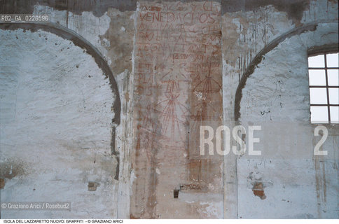 Caption: Nome:..ISOLA DEL LAZZARETTO NUOVO: TEZON GRANDE....Localizzazione:..VENEZIA / ISOLA DEL LAZZARETTO NUOVO / LAGUNA NORD..VENICE / THE ISLE OF LAZZARETTO NUOVO / THE NORTH LAGOON..Soggetto:..ISOLA DEL LAZZARETTO NUOVO / INTERNO DI UN EDIFICIO / TEZON GRANDE / GRAFFITI NAVE..THE ISLE OF LAZZARETTO NUOVO / INTERIOR OF A BUILDING ..Cronologia:......Autore:.. ....Stile:......Editori Stampatori:......Committenza:......Materia e Tecnica:......Collocazione:......Note:..NEL XV SEC. DIVENTA LAZZARETTO PER LESPURGO DELLE MERCI E SUCCESSIVAMENTE DELLE PERSONE SOSPETTE DI CONTAGIO. DOPO LA PESTILENZA DEL XVI SEC. VIENE ABBANDONATA E NEL 1800 DIVENTA ZONA MILITARE ..THE ISLAND BECAME A QUARANTINE STATION IN XVth CENTURY, FIRST FOR GOODS AND LATER FOR INDIVIDUALS SUSPECTED OF BEING INFECTED. AFTER THE PLAGUES OF THE XVIth CENTURY, THE ISLAND WAS ABANDONED AND IT BECAME A MILITARY POST IN 1800 ..Riproduzione Fotografica:..Graziano Arici/Rosebud2 ...Copyright:..Graziano Arici / rosebud2/....Data:..1992....Costo:..A....Key:..ISOLE ABBANDONATE..UNINHABITED ISLANDS