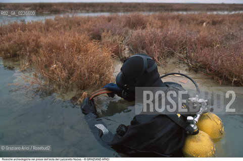 Caption: Nome:..ISOLA DEL LAZZARETTO NUOVO....Localizzazione:..VENEZIA / ISOLA DEL LAZZARETTO NUOVO / LAGUNA NORD..VENICE / THE ISLE OF LAZZARETTO NUOVO / THE NORTH LAGOON..Soggetto:..ISOLA DEL LAZZARETTO NUOVO / ..Ricerche archeologiche nei pressi dell’isola del Lazzaretto Nuovo SUBACQUEO..ARCHEOLOGIA..Cronologia:......Autore:.. ....Stile:......Editori Stampatori:......Committenza:......Materia e Tecnica:......Collocazione:..TESON GRANDO / ISOLA DEL LAZZARETTO NUOVO....Note:..NEL XV SEC. DIVENTA LAZZARETTO PER LESPURGO DELLE MERCI E SUCCESSIVAMENTE DELLE PERSONE SOSPETTE DI CONTAGIO. DOPO LA PESTILENZA DEL XVI SEC. VIENE ABBANDONATA E NEL 1800 DIVENTA ZONA MILITARE ..THE ISLAND BECAME A QUARANTINE STATION IN XVth CENTURY, FIRST FOR GOODS AND LATER FOR INDIVIDUALS SUSPECTED OF BEING INFECTED. AFTER THE PLAGUES OF THE XVIth CENTURY, THE ISLAND WAS ABANDONED AND IT BECAME A MILITARY POST IN 1800 ..Riproduzione Fotografica:..Graziano Arici/Rosebud2 ...Copyright:..Graziano Arici / rosebud2/....Data:..1999....Costo:..A....Key:..ISOLE ABBANDONATE..UNINHABITED ISLANDS