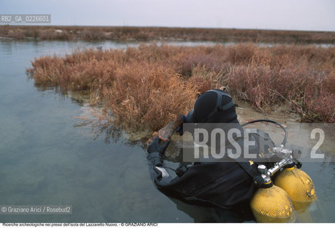 Caption: Nome:..ISOLA DEL LAZZARETTO NUOVO....Localizzazione:..VENEZIA / ISOLA DEL LAZZARETTO NUOVO / LAGUNA NORD..VENICE / THE ISLE OF LAZZARETTO NUOVO / THE NORTH LAGOON..Soggetto:..ISOLA DEL LAZZARETTO NUOVO / ..Ricerche archeologiche nei pressi dell’isola del Lazzaretto Nuovo SUBACQUEO..ARCHEOLOGIA..Cronologia:......Autore:.. ....Stile:......Editori Stampatori:......Committenza:......Materia e Tecnica:......Collocazione:..TESON GRANDO / ISOLA DEL LAZZARETTO NUOVO....Note:..NEL XV SEC. DIVENTA LAZZARETTO PER LESPURGO DELLE MERCI E SUCCESSIVAMENTE DELLE PERSONE SOSPETTE DI CONTAGIO. DOPO LA PESTILENZA DEL XVI SEC. VIENE ABBANDONATA E NEL 1800 DIVENTA ZONA MILITARE ..THE ISLAND BECAME A QUARANTINE STATION IN XVth CENTURY, FIRST FOR GOODS AND LATER FOR INDIVIDUALS SUSPECTED OF BEING INFECTED. AFTER THE PLAGUES OF THE XVIth CENTURY, THE ISLAND WAS ABANDONED AND IT BECAME A MILITARY POST IN 1800 ..Riproduzione Fotografica:..Graziano Arici/Rosebud2 ...Copyright:..Graziano Arici / rosebud2/....Data:..1999....Costo:..A....Key:..ISOLE ABBANDONATE..UNINHABITED ISLANDS