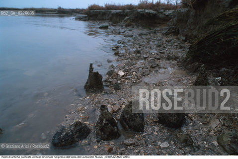 Caption: Nome:..ISOLA DEL LAZZARETTO NUOVO....Localizzazione:..VENEZIA / ISOLA DEL LAZZARETTO NUOVO / LAGUNA NORD..VENICE / THE ISLE OF LAZZARETTO NUOVO / THE NORTH LAGOON..Soggetto:..ISOLA DEL LAZZARETTO NUOVO / ..Resti di antiche palificate verticali rinvenute nei pressi dell’isola del Lazzaretto Nuovo..ARCHEOLOGIA..Cronologia:......Autore:.. ....Stile:......Editori Stampatori:......Committenza:......Materia e Tecnica:......Collocazione:..TESON GRANDO / ISOLA DEL LAZZARETTO NUOVO....Note:..NEL XV SEC. DIVENTA LAZZARETTO PER LESPURGO DELLE MERCI E SUCCESSIVAMENTE DELLE PERSONE SOSPETTE DI CONTAGIO. DOPO LA PESTILENZA DEL XVI SEC. VIENE ABBANDONATA E NEL 1800 DIVENTA ZONA MILITARE ..THE ISLAND BECAME A QUARANTINE STATION IN XVth CENTURY, FIRST FOR GOODS AND LATER FOR INDIVIDUALS SUSPECTED OF BEING INFECTED. AFTER THE PLAGUES OF THE XVIth CENTURY, THE ISLAND WAS ABANDONED AND IT BECAME A MILITARY POST IN 1800 ..Riproduzione Fotografica:..Graziano Arici/Rosebud2 ...Copyright:..Graziano Arici / rosebud2/....Data:..1999....Costo:..A....Key:..ISOLE ABBANDONATE..UNINHABITED ISLANDS